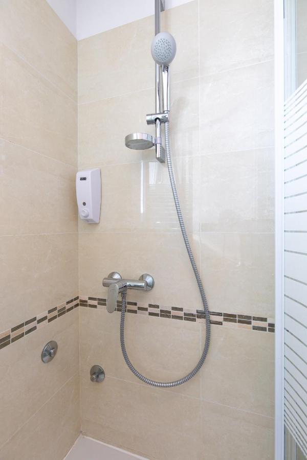 Apartmani Braut Kornić Esterno foto